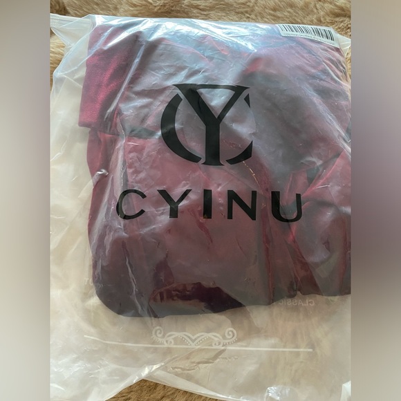 BNWT CYiNu Women's Sexy Off Shoulder Velvet Dress V Neck size large - Picture 7 of 9